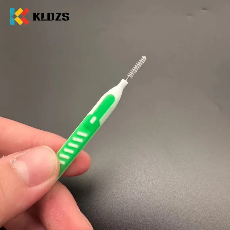 Brúigh-Tarraingt Scuab Interdental